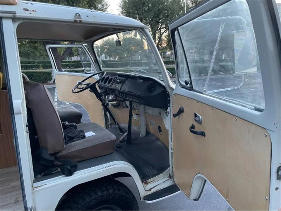 1970 Volkswagen Bay-Window Bus - Image 10 of 13