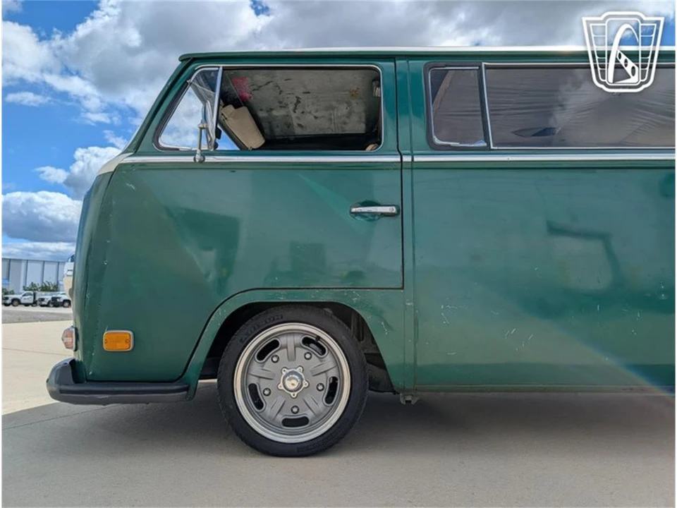 1970 Volkswagen Bay-Window Bus - Image 28 of 31