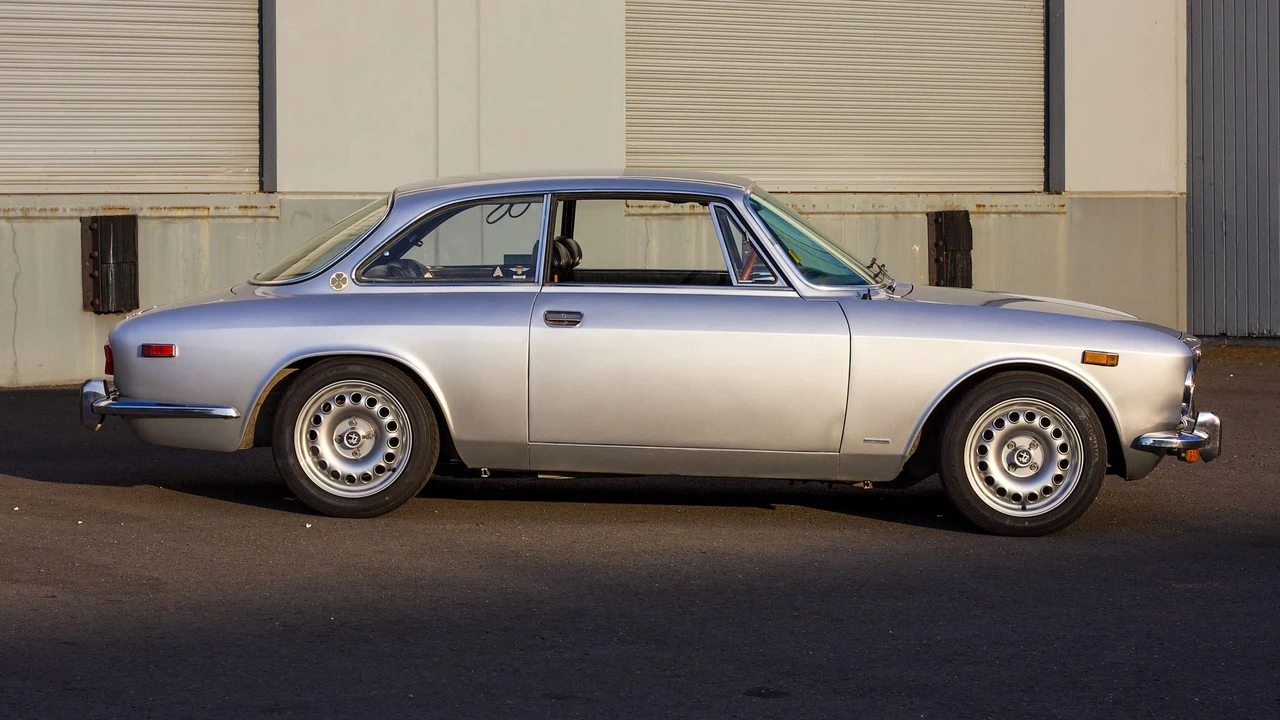 1971 Alfa Romeo 1750 GT Veloce - Image 13 of 31