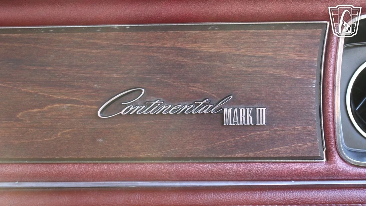 1971 Lincoln Continental Mark III - Image 11 of 12