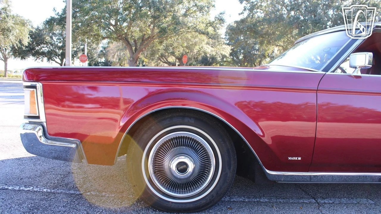 1971 Lincoln Continental Mark III - Image 8 of 12