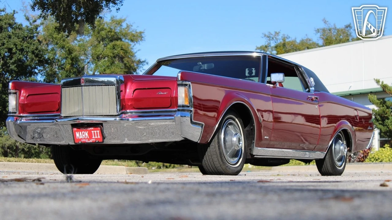 1971 Lincoln Continental Mark III - Image 7 of 12