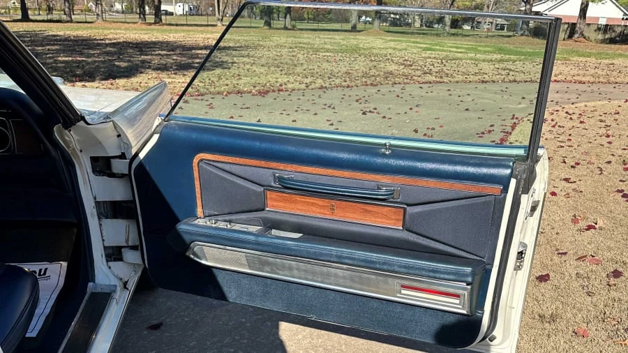 1971 Lincoln Continental Mark III - Image 8 of 12