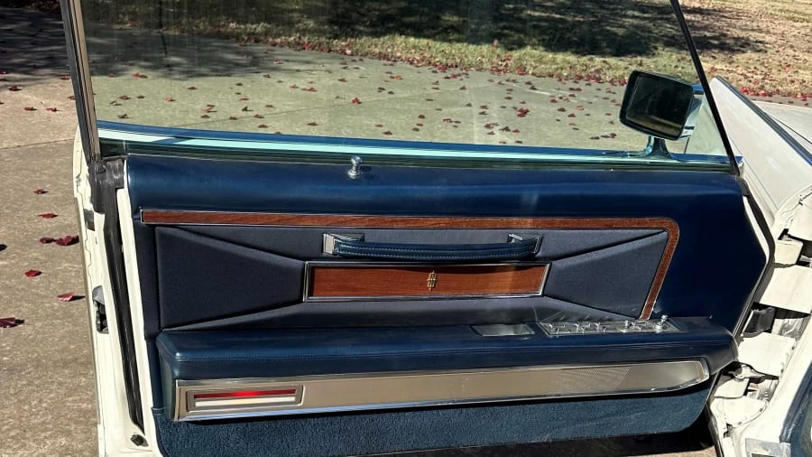 1971 Lincoln Continental Mark III - Image 10 of 12
