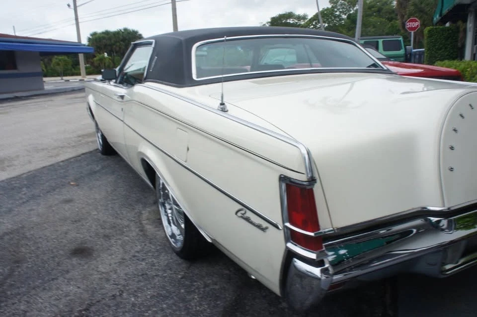 1971 Lincoln Continental Mark III - Image 15 of 16