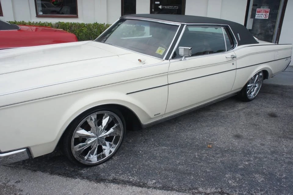 1971 Lincoln Continental Mark III - Image 12 of 16