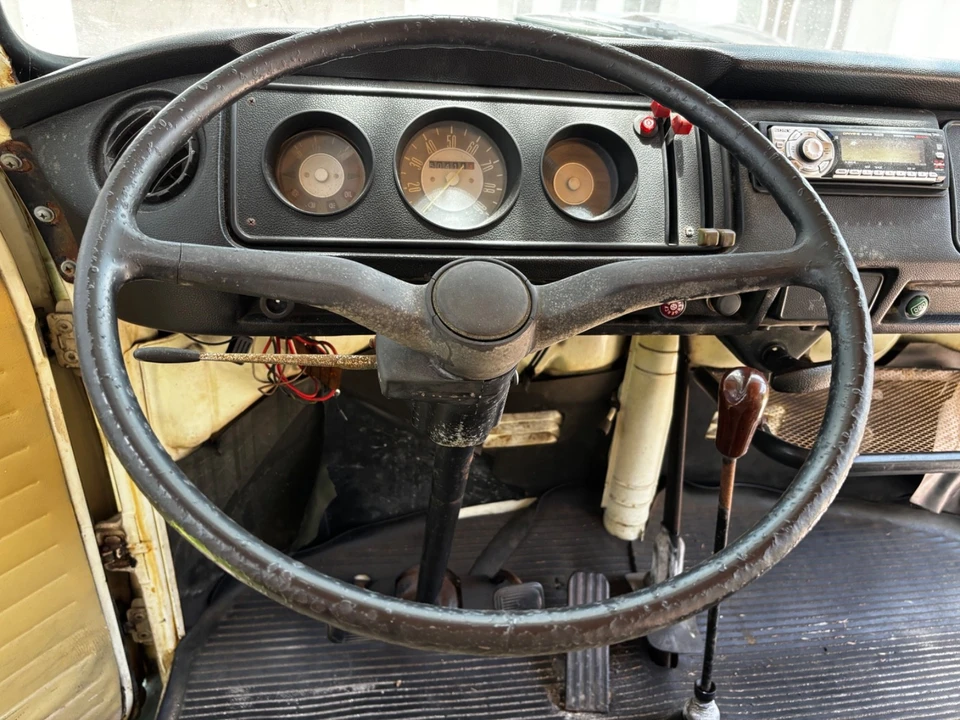 1971 Volkswagen Bay-Window Bus - Image 10 of 11
