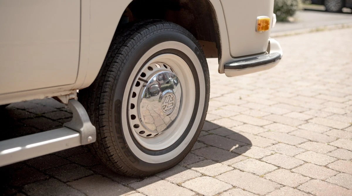 1971 Volkswagen Bay-Window Bus - Image 18 of 30