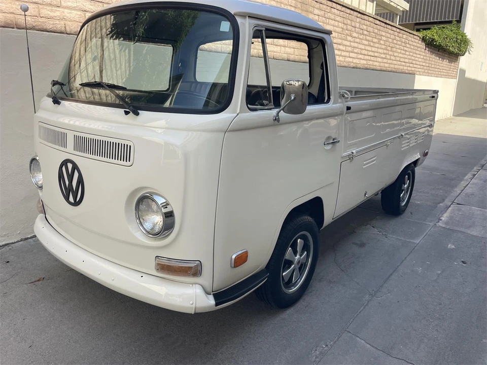 1971 Volkswagen Bay-Window Bus - Image 2 of 19