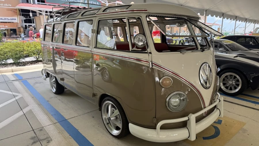 1971 Volkswagen Bay-Window Bus - Image 6 of 12