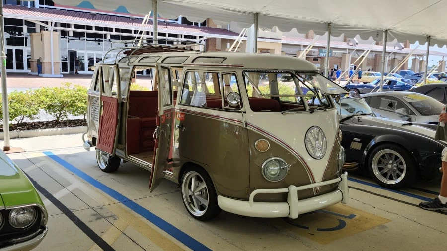 1971 Volkswagen Bay-Window Bus - Image 2 of 12