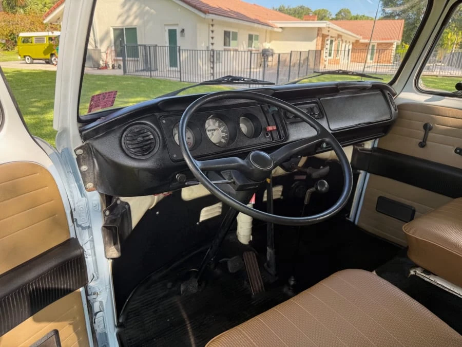 1971 Volkswagen Bay-Window Bus - Image 6 of 12