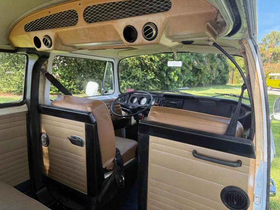1971 Volkswagen Bay-Window Bus - Image 10 of 12