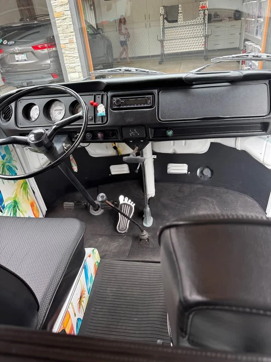 1971 Volkswagen Bay-Window Bus - Image 6 of 10