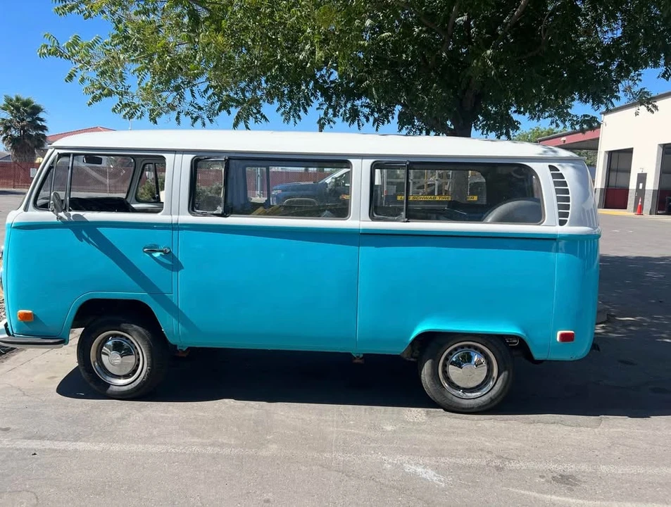 1971 Volkswagen Bay-Window Bus - Image 6 of 8
