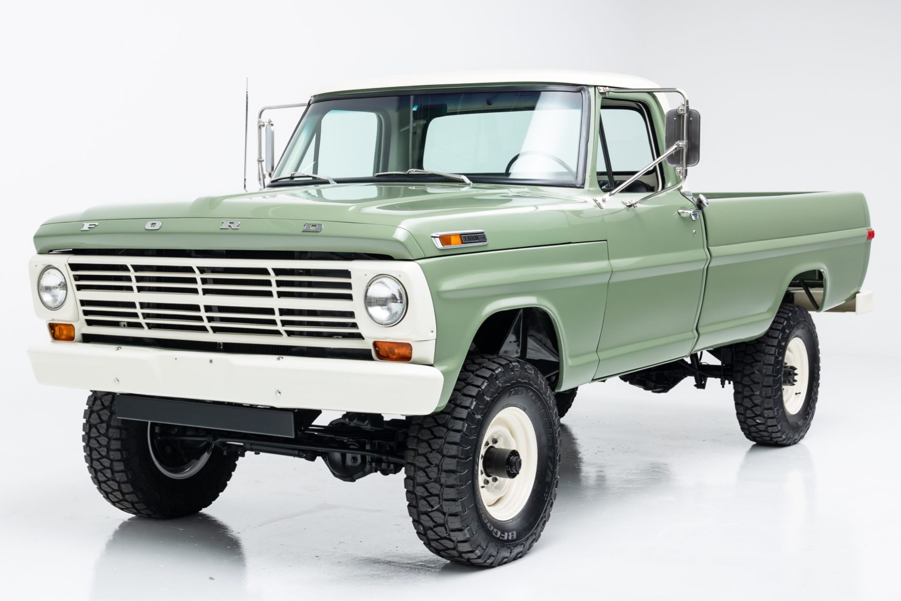 1971 Ford F-250 Sport Custom Highboy 4×4 4-Speed