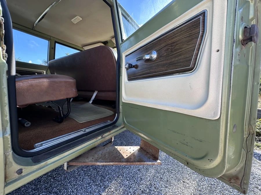 1972 Chevrolet Suburban 6th Gen - Image 18 of 31