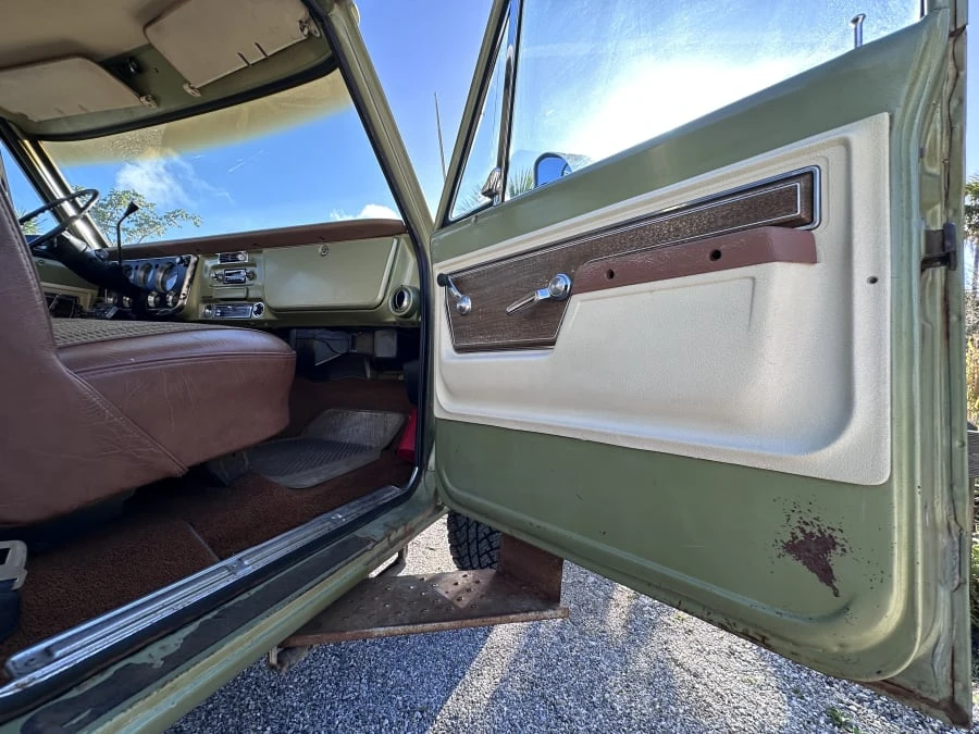 1972 Chevrolet Suburban 6th Gen - Image 16 of 31