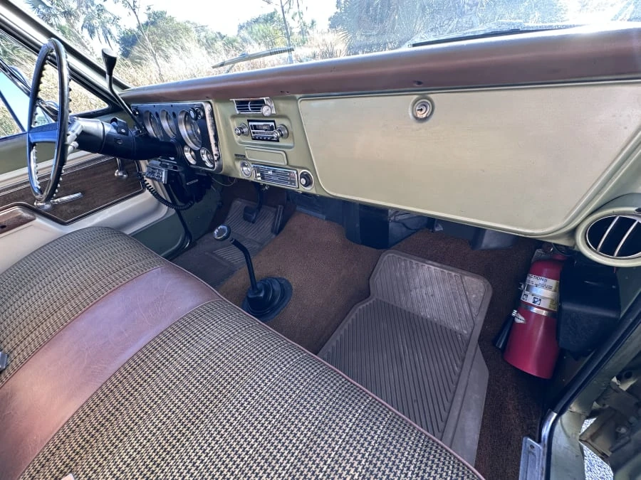 1972 Chevrolet Suburban 6th Gen - Image 15 of 31
