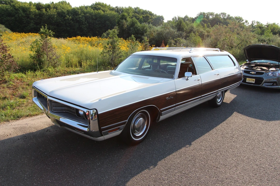 1972 Chrysler Town & Country - Image 2 of 31