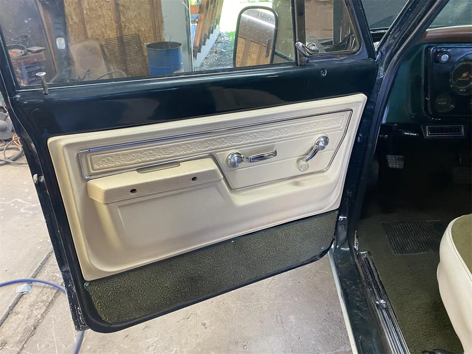1972 GMC Suburban 6th Gen - Image 3 of 13
