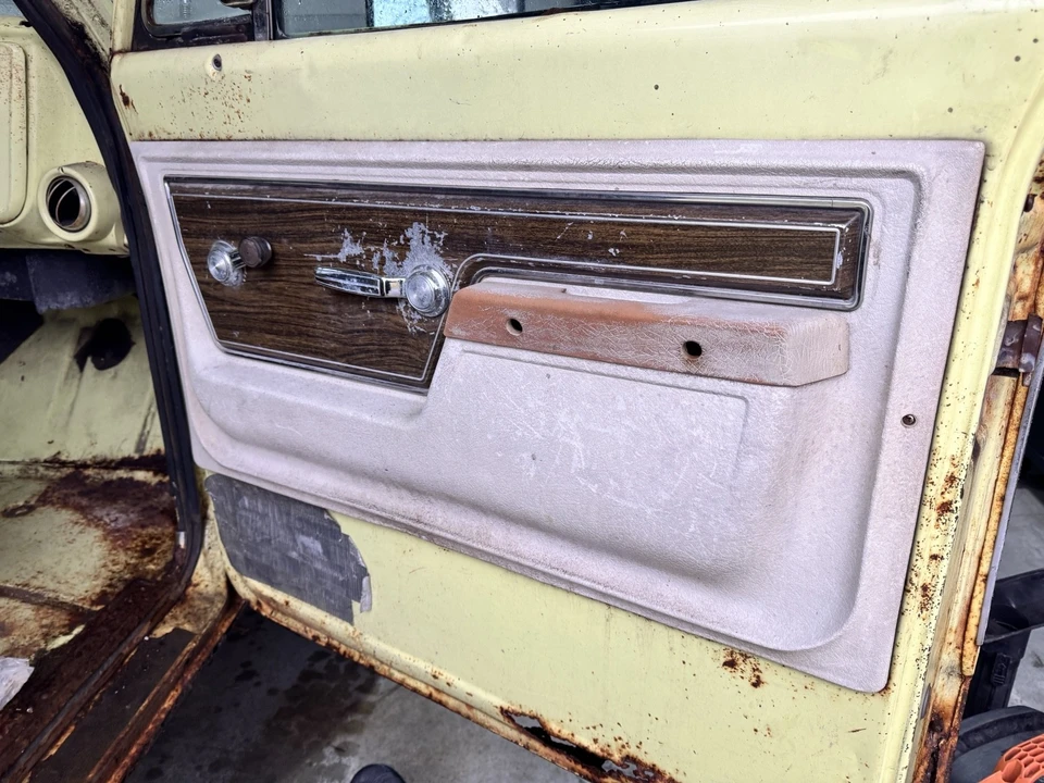 1972 GMC Suburban 6th Gen - Image 13 of 21