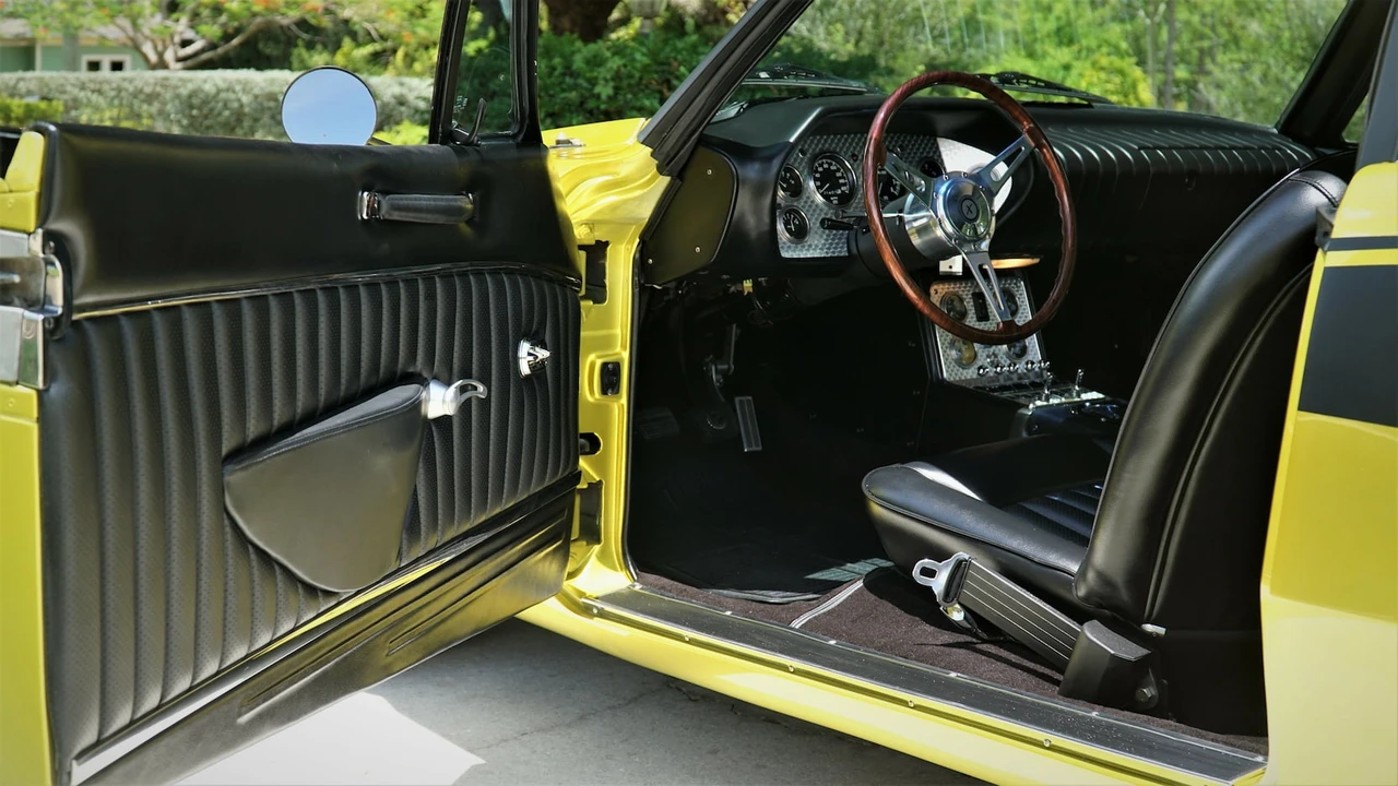 1972 Studebaker Avanti - Image 4 of 31