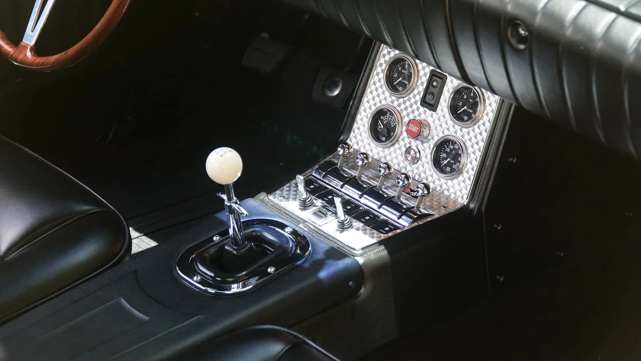 1972 Studebaker Avanti - Image 12 of 31