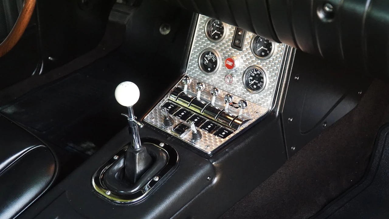 1972 Studebaker Avanti - Image 13 of 31