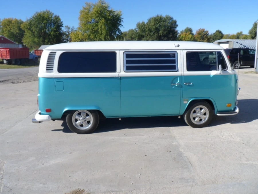 1972 Volkswagen Bay-Window Bus - Image 2 of 9