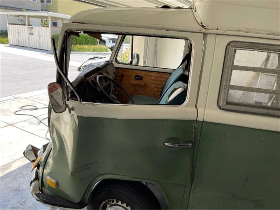 1972 Volkswagen Bay-Window Bus - Image 13 of 17