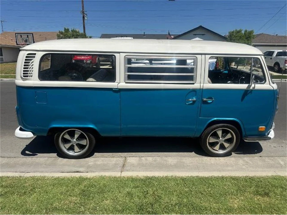 1972 Volkswagen Bay-Window Bus - Image 11 of 17