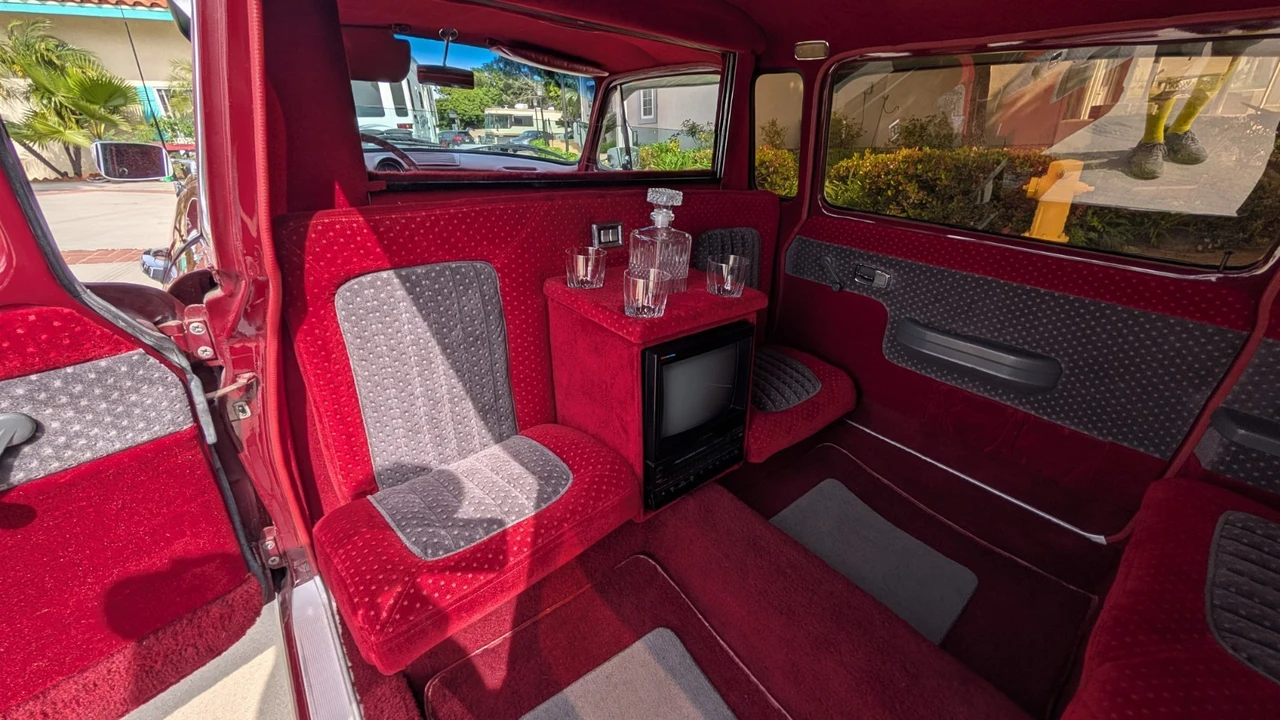 1972 Volkswagen Bay-Window Bus - Image 5 of 10