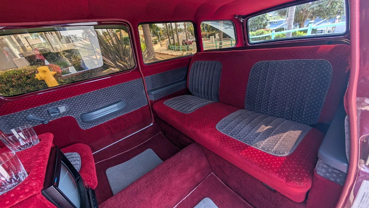 1972 Volkswagen Bay-Window Bus - Image 6 of 10