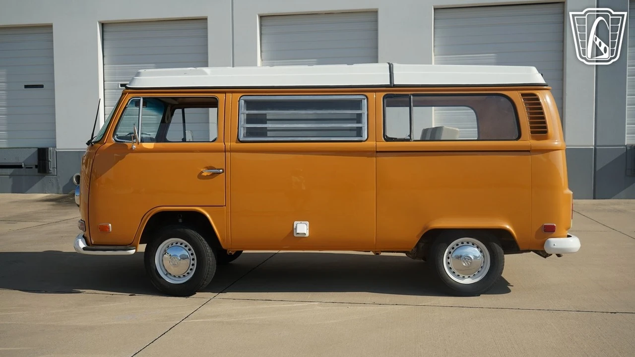 1972 Volkswagen Bay-Window Bus - Image 10 of 21