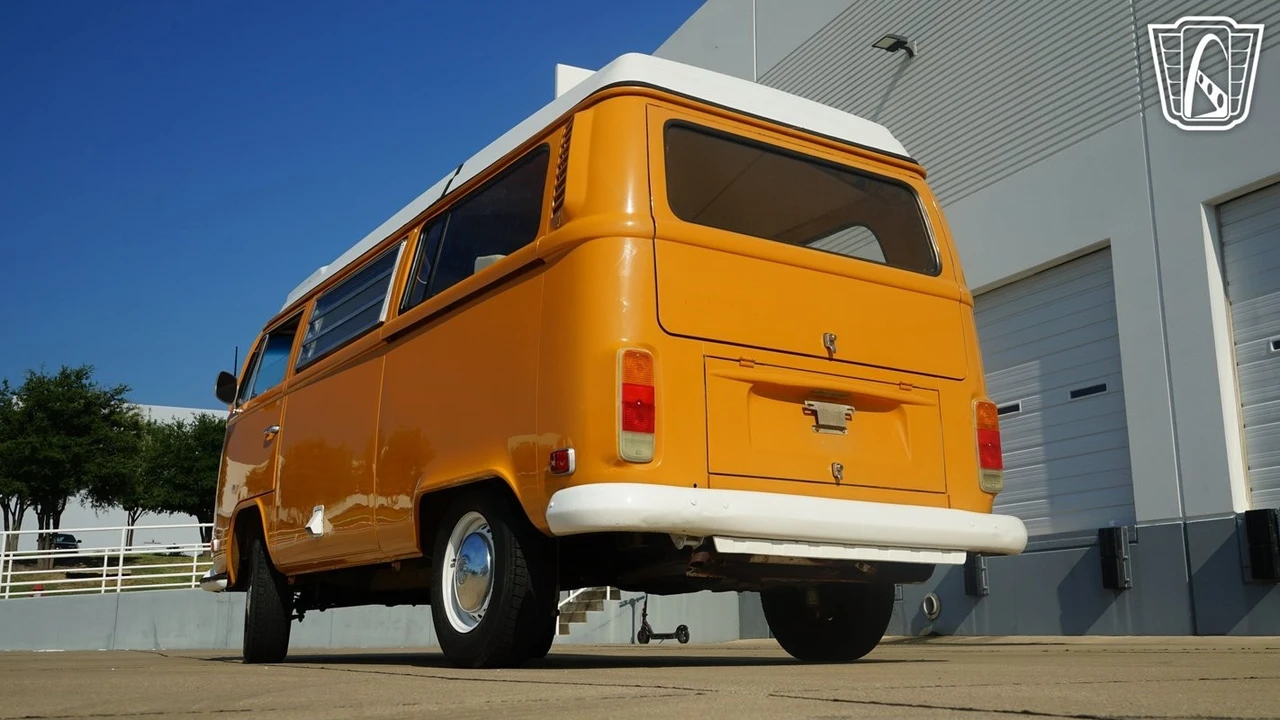 1972 Volkswagen Bay-Window Bus - Image 14 of 21