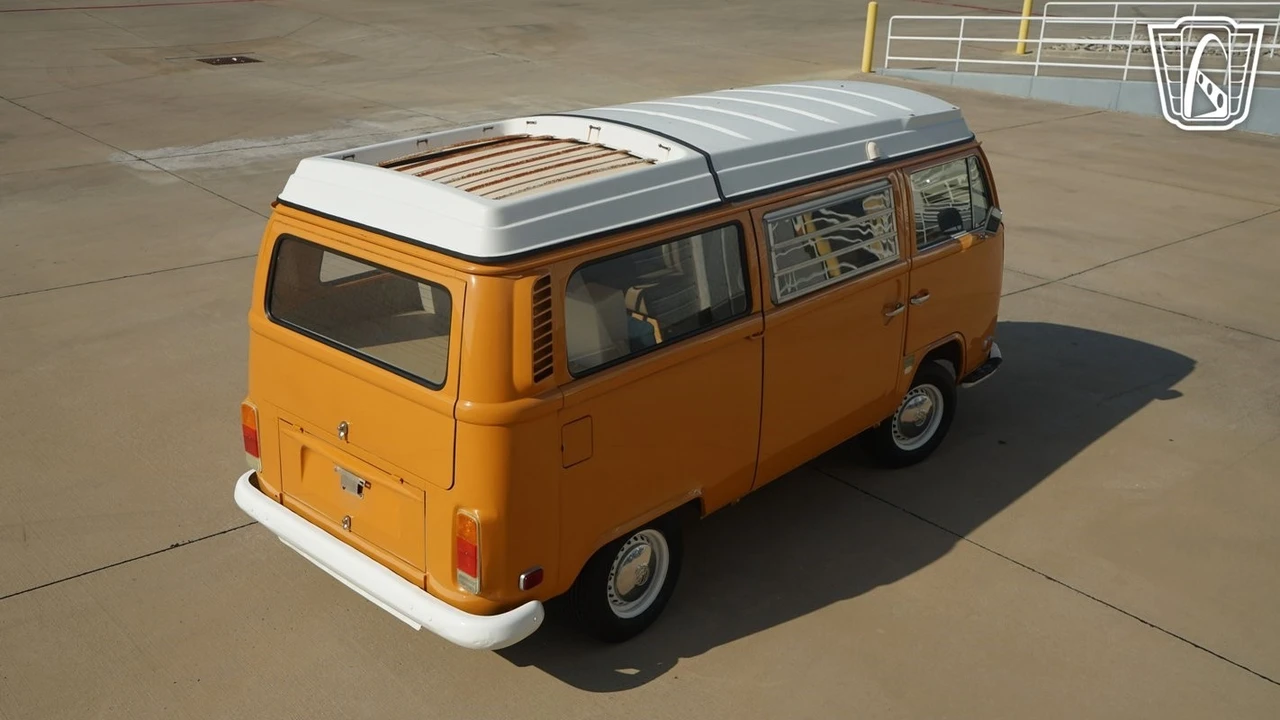 1972 Volkswagen Bay-Window Bus - Image 18 of 21