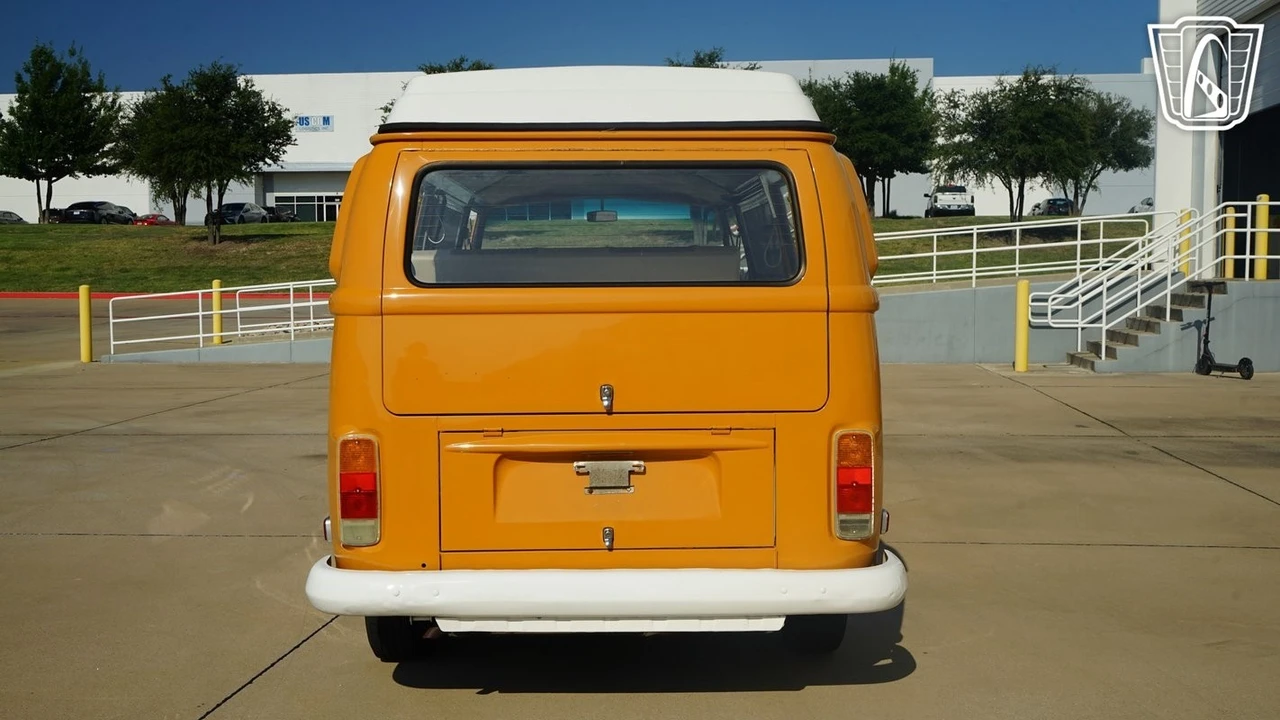 1972 Volkswagen Bay-Window Bus - Image 16 of 21