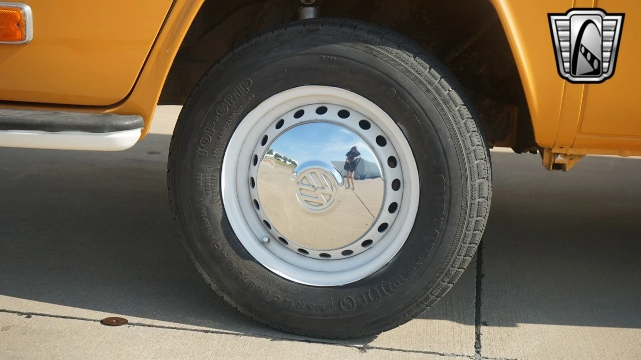 1972 Volkswagen Bay-Window Bus - Image 10 of 12