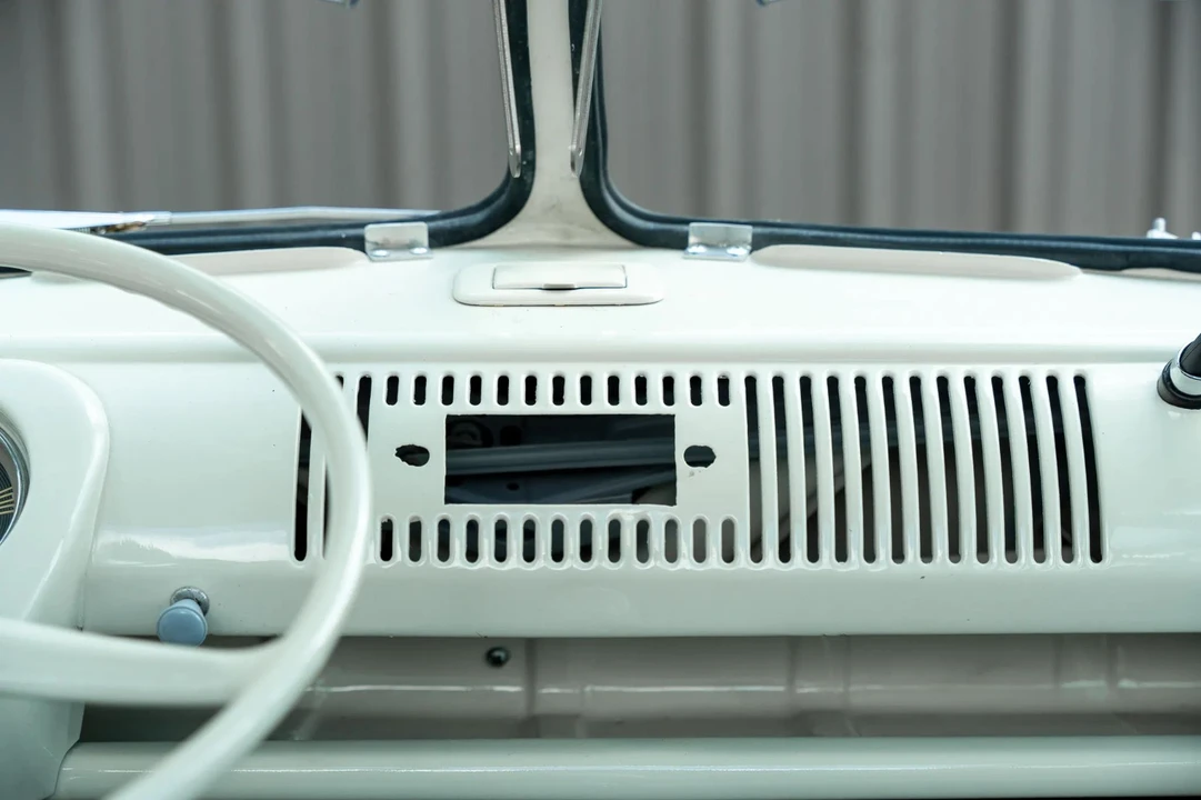 1972 Volkswagen Bay-Window Bus - Image 22 of 31