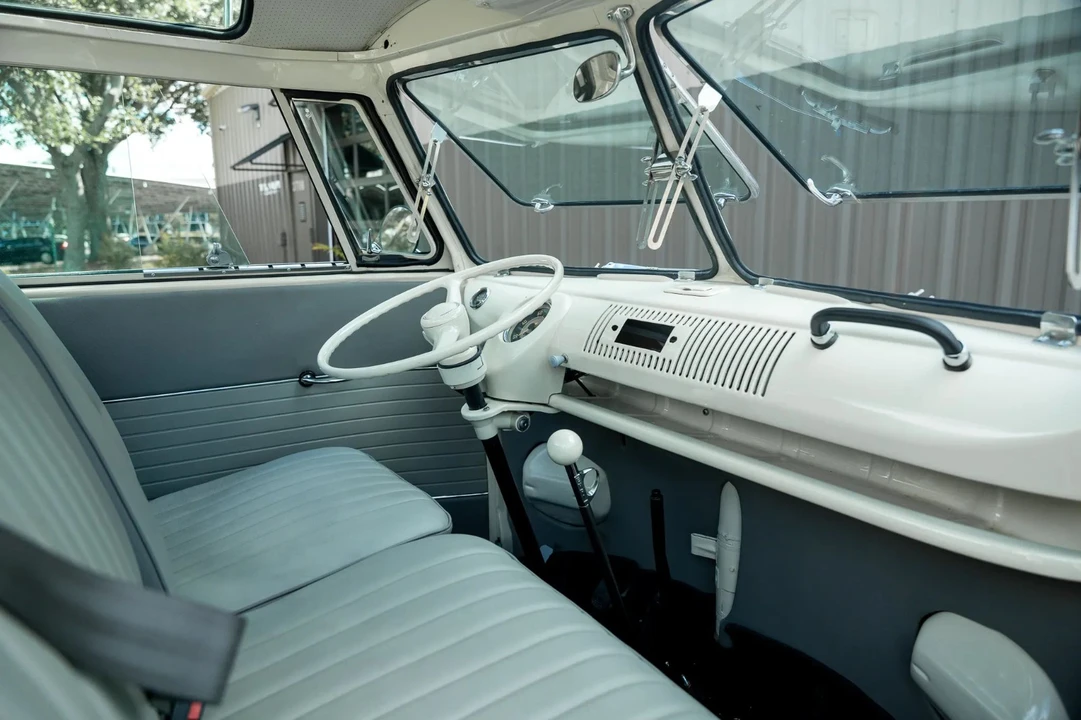 1972 Volkswagen Bay-Window Bus - Image 18 of 31