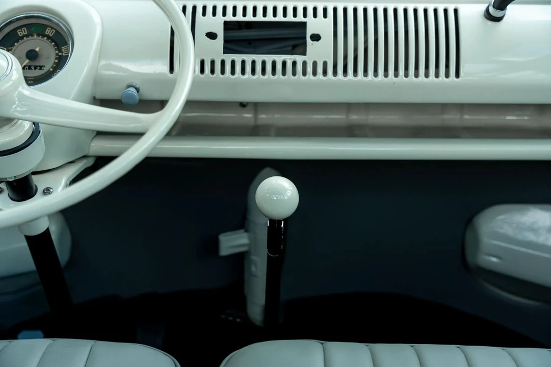 1972 Volkswagen Bay-Window Bus - Image 21 of 31