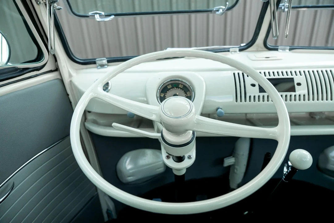 1972 Volkswagen Bay-Window Bus - Image 25 of 31