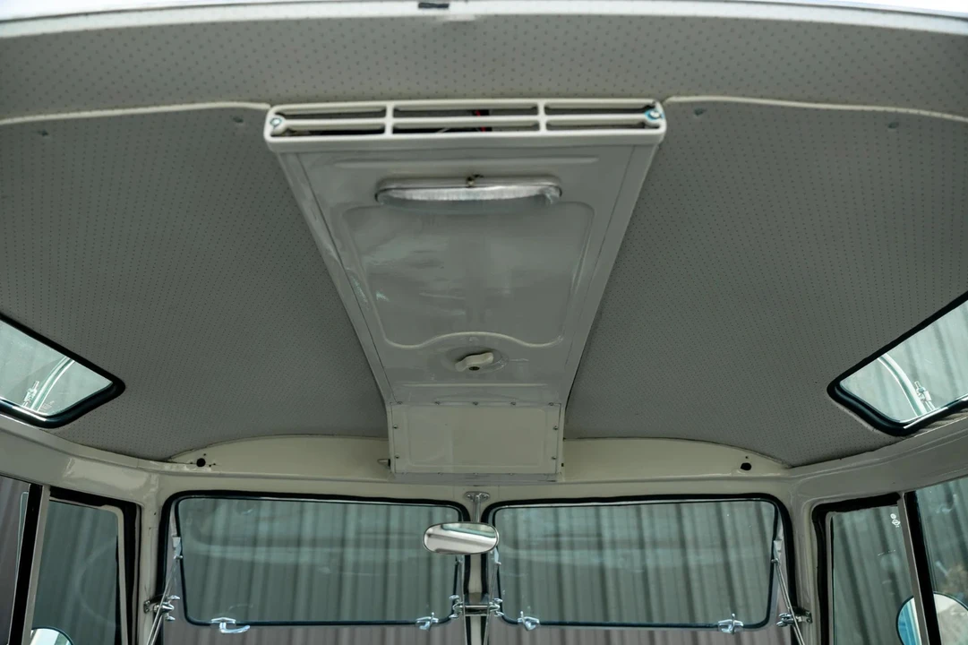 1972 Volkswagen Bay-Window Bus - Image 27 of 31
