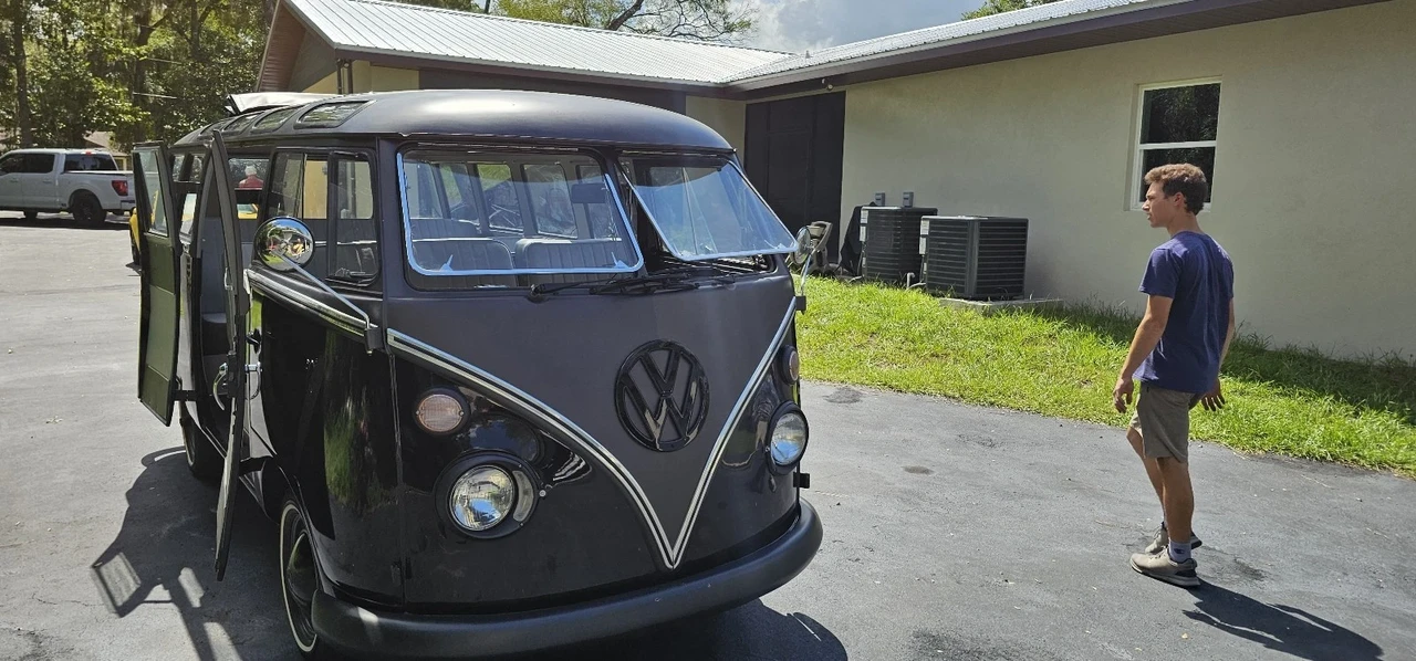 1972 Volkswagen Bay-Window Bus - Image 12 of 21