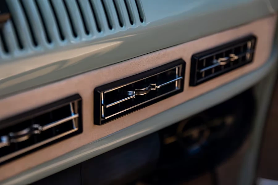 1972 Volkswagen Bay-Window Bus - Image 28 of 31