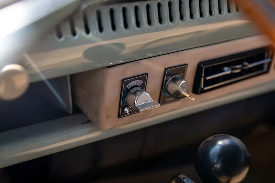 1972 Volkswagen Bay-Window Bus - Image 23 of 31
