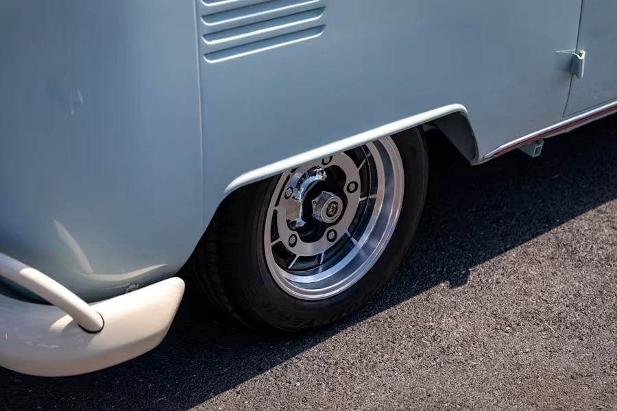1972 Volkswagen Bay-Window Bus - Image 12 of 31