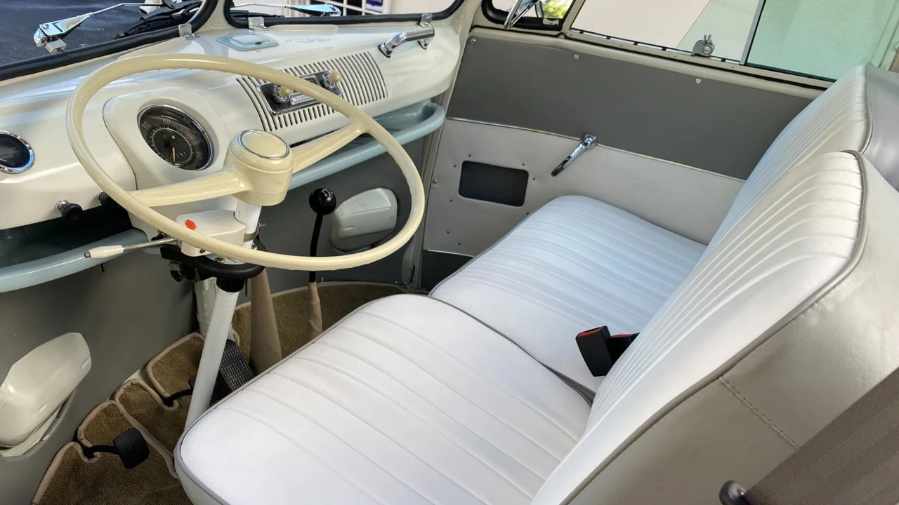 1972 Volkswagen Bay-Window Bus - Image 4 of 29