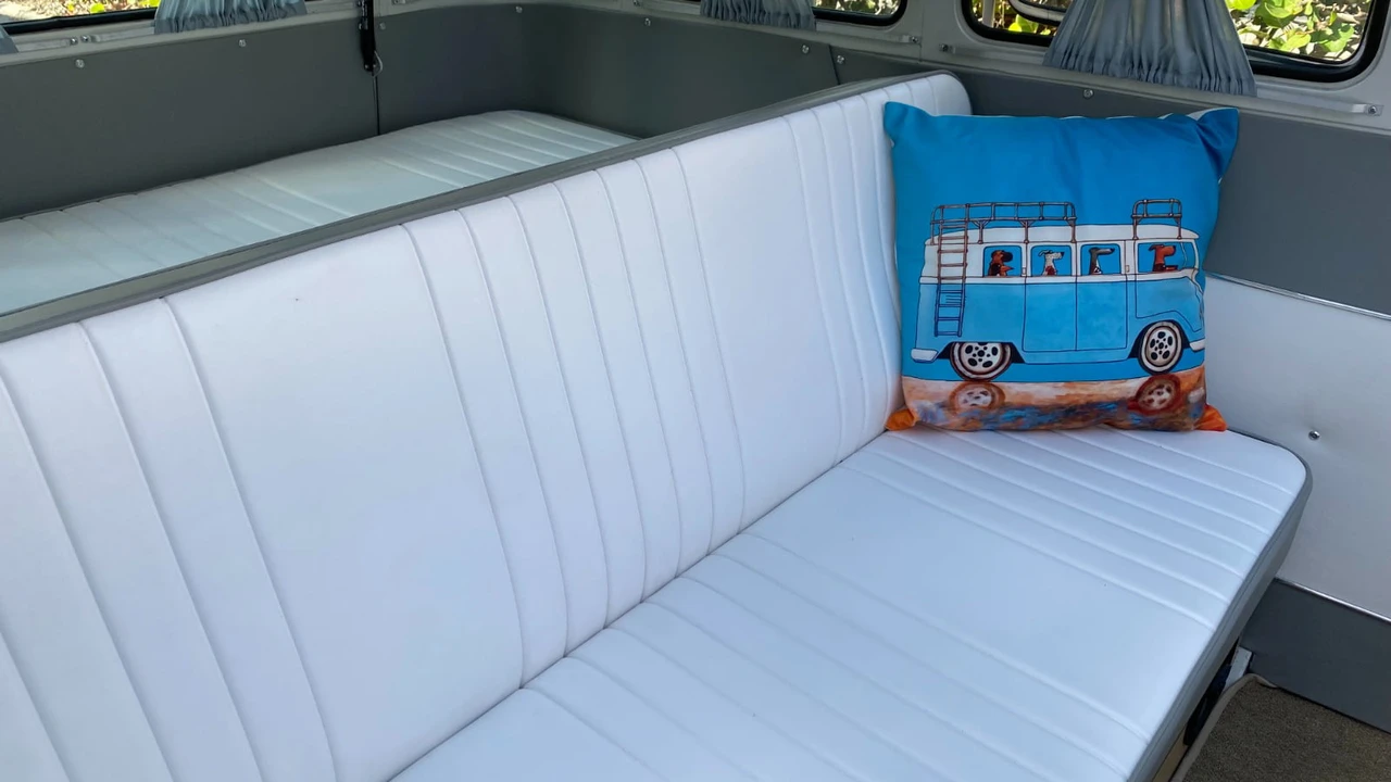 1972 Volkswagen Bay-Window Bus - Image 10 of 29